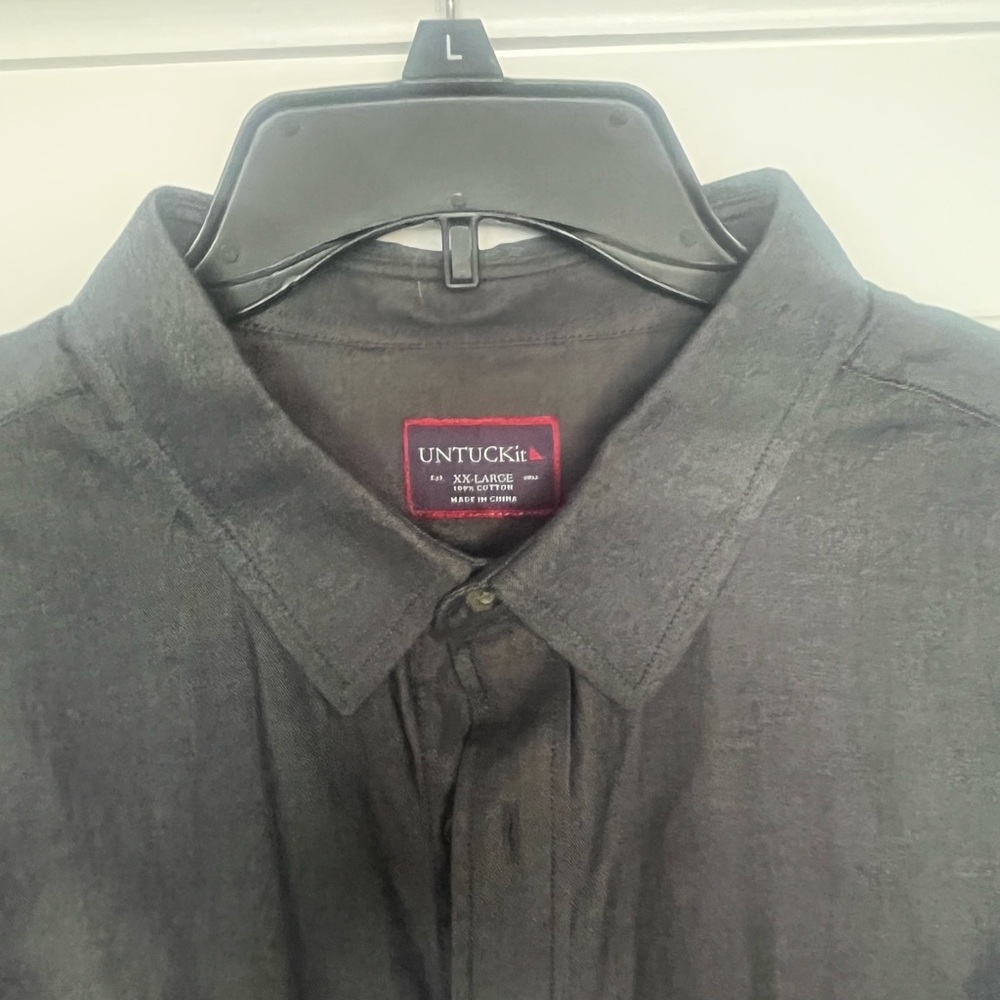 UntuckIt! Men’s long sleeve dark gray/silver XXL casual button down shirt.